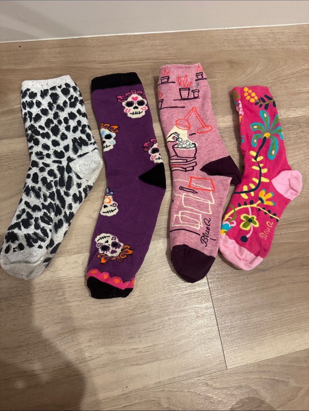 Bundle of 4 womens graphic socks - Picture 2 of 2